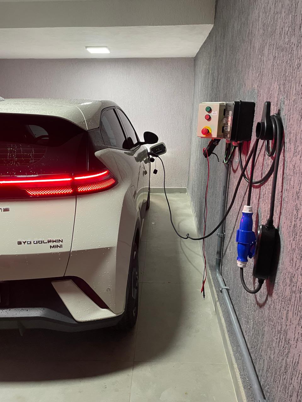 Veículo elétrico conectado a carregador instalado pela HUBEW