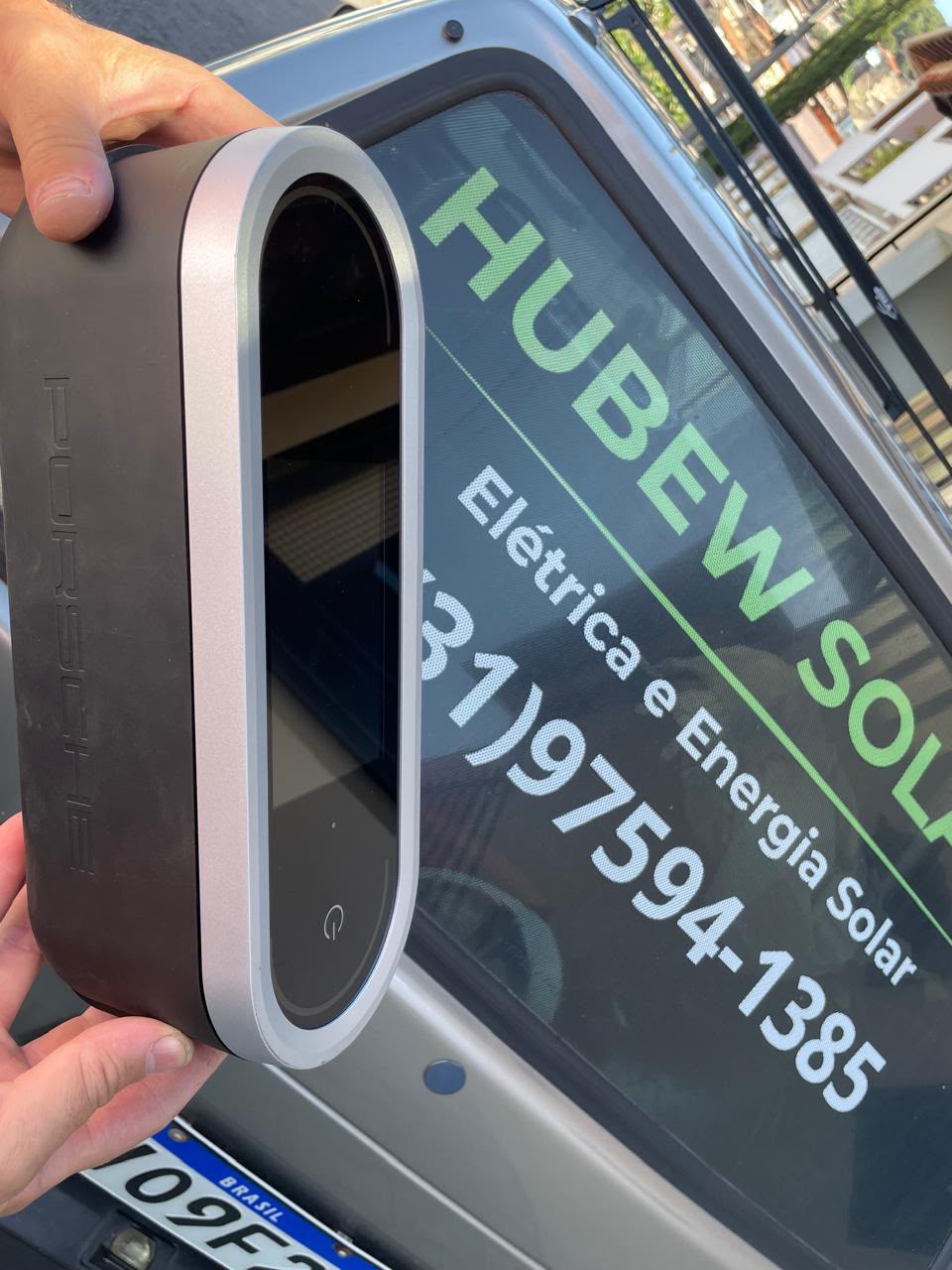 Carregador veicular apresentado pela equipe da HUBEW Solar