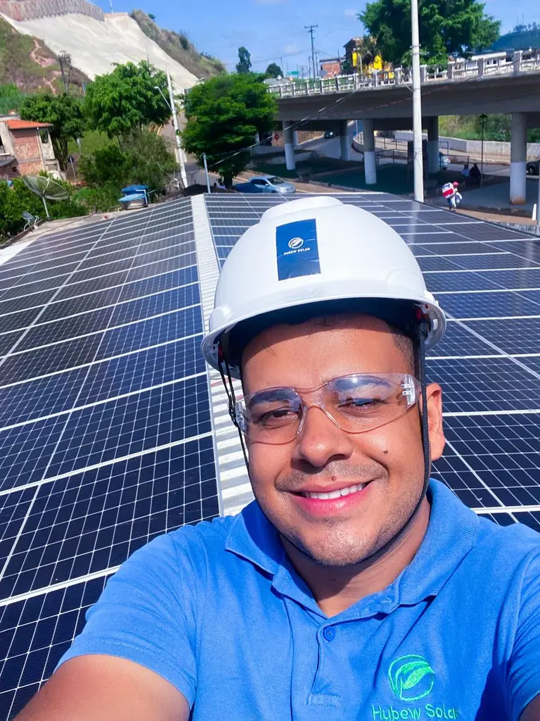 Profissional da HUBEW em instalação de energia solar