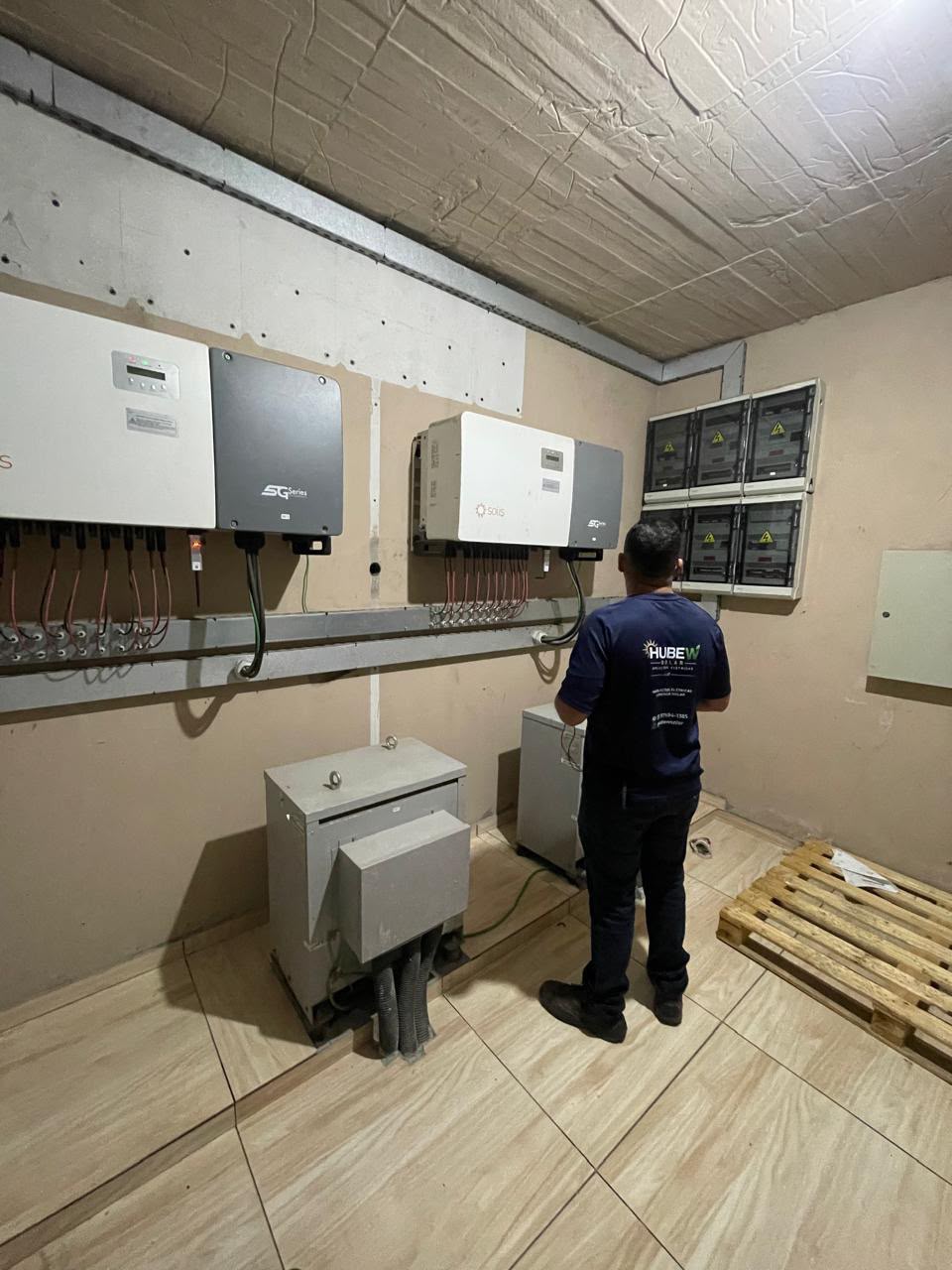 Técnico da HUBEW trabalhando em inversores e painéis de energia solar