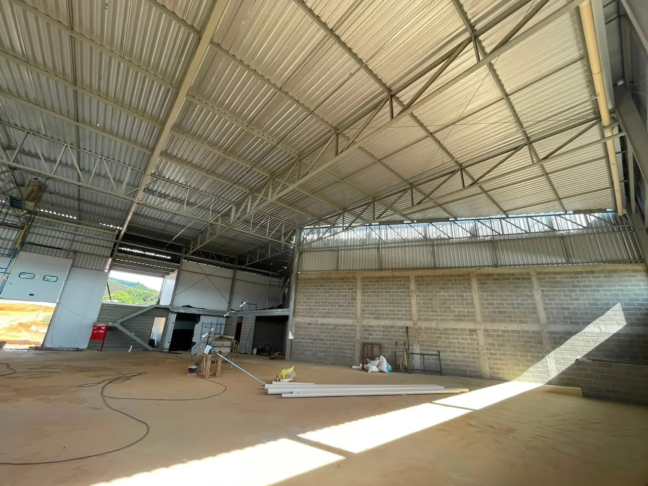 Instalação elétrica e iluminação em galpão industrial