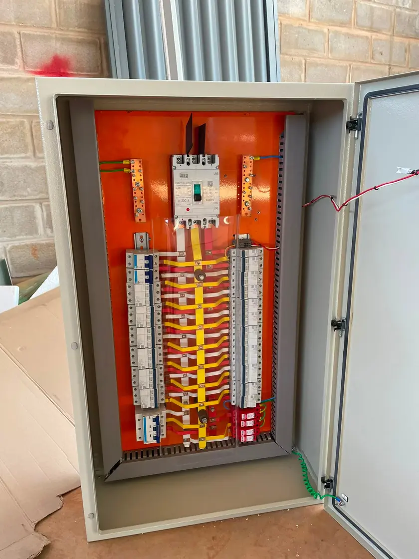 Quadro elétrico montado pela HUBEW